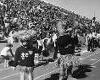 记得WeeShock? 图为吴和她正在为华盛顿州立大学橄榄球队在主场对阵北伊利诺斯州的比赛加油. 塞斯纳体育场，1980年10月.