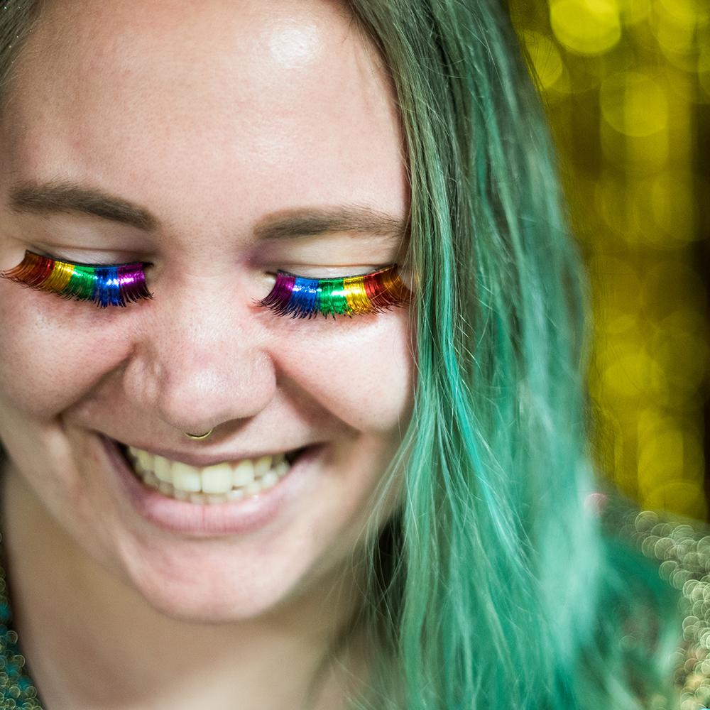一名学生在一年一度的骄傲舞会上戴着彩虹色的睫毛.